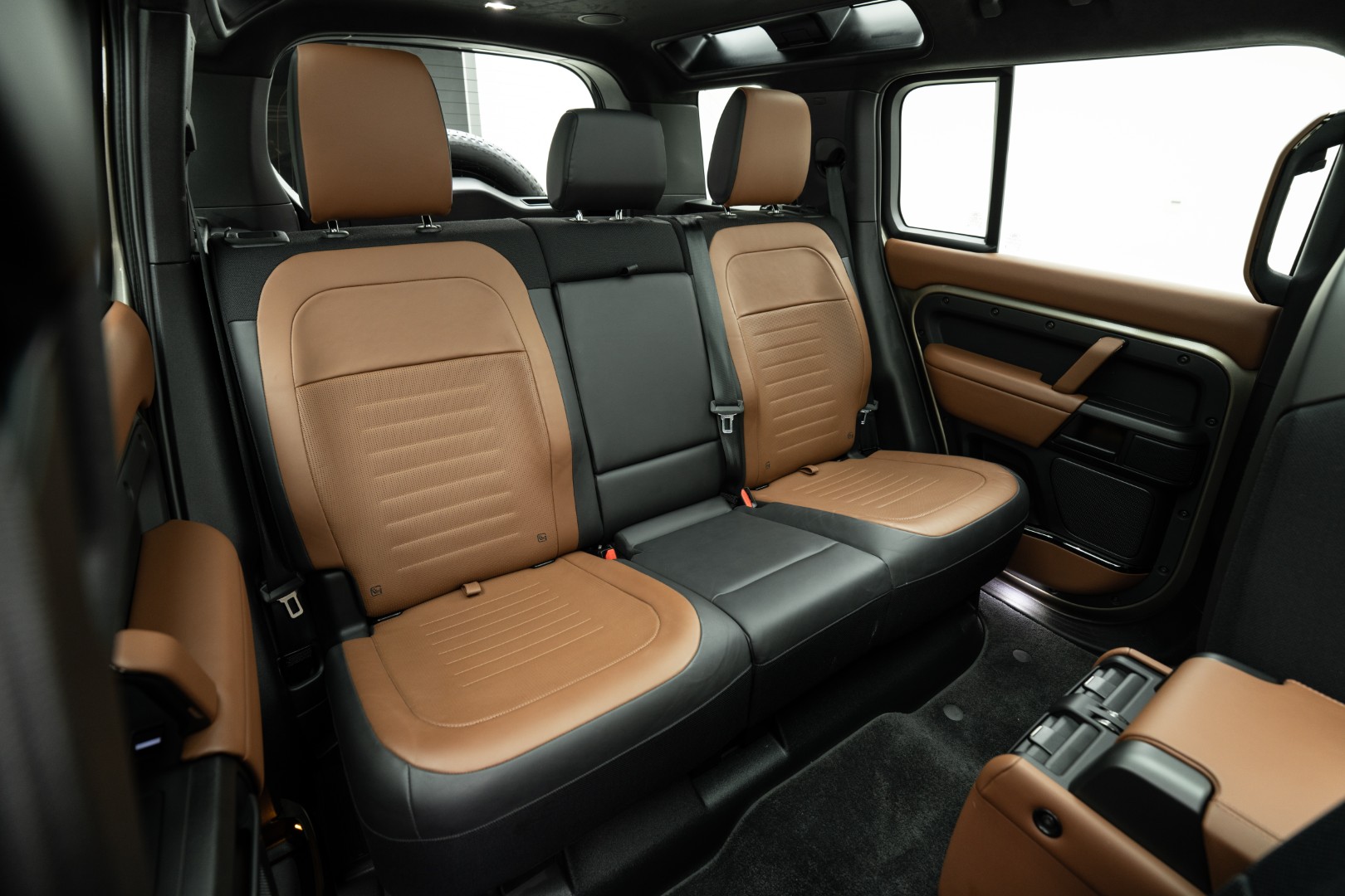 2025 LAND ROVER DEFENDER P635 OCTA | GCC 5 YEARS WARRANTY | 635 HP | HIGH SPEC